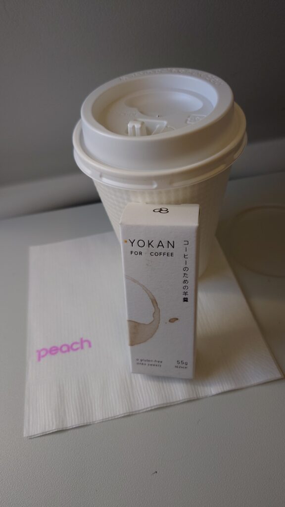 ピーチの機内販売。コーヒーとコーヒーのための羊羹