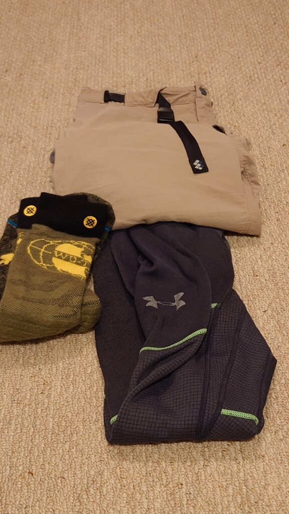 下半身用、スノーボードやスキーの最強レイヤリング構成を示した装備イメージ(ドライレイヤー・ベースレイヤー・ミドルレイヤー・アウター)