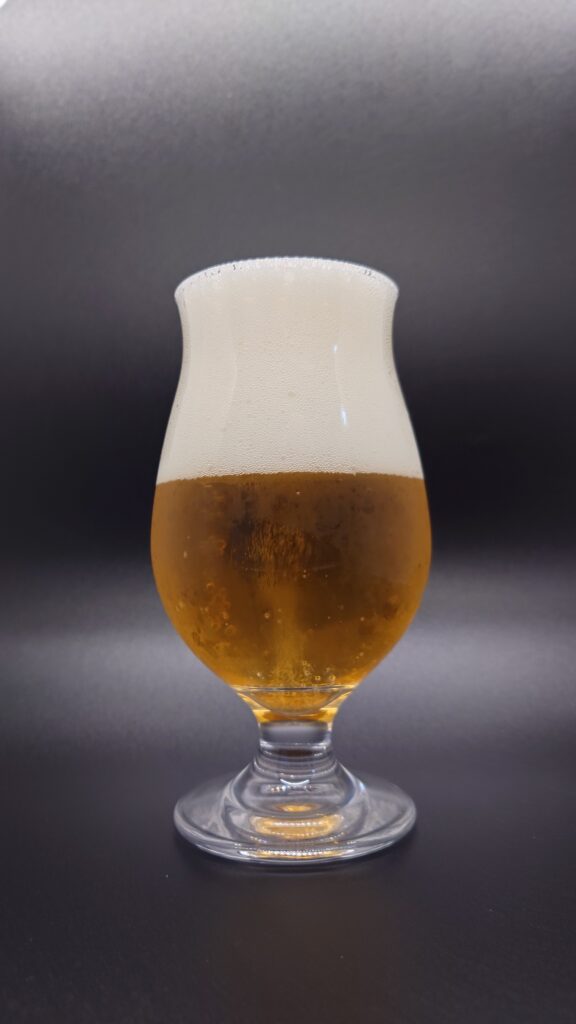 チューリップ型グラスに注いだサッポロ ビアサプライズ 至福の香り。明るい黄金色のビールに白くきめ細かい泡が厚く立っている様子